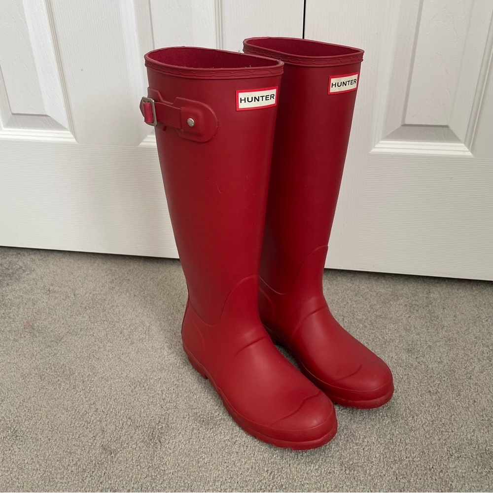 Hunter Tall Rain Boots - Matte Red - Women’s Size 6 - Excellent Condition